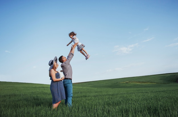 Famille heureuse, de, trois personnes, étreindre, dans, les, rues