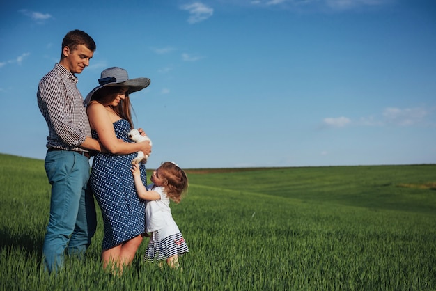 Famille heureuse, de, trois personnes, étreindre, dans, les, rues