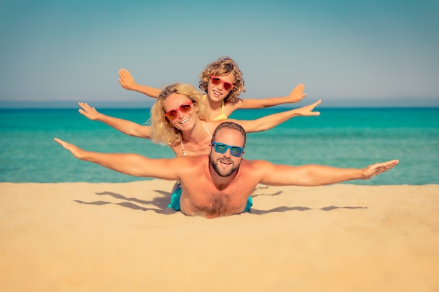 Famille heureuse en vacances d'été Personnes s'amusant sur la plage Mode de vie sain et actif