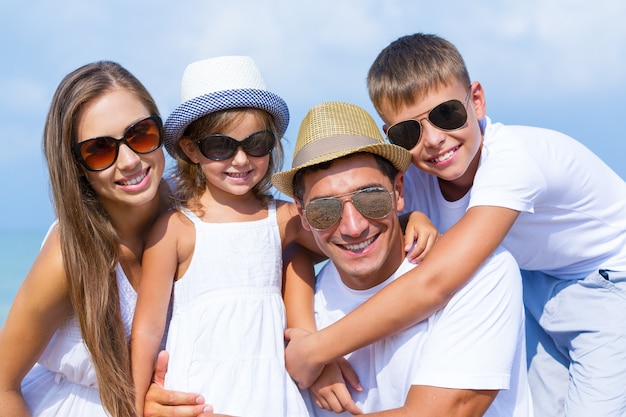 Famille heureuse en vacances sur la plage