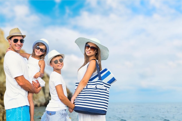 Famille heureuse en vacances sur la plage