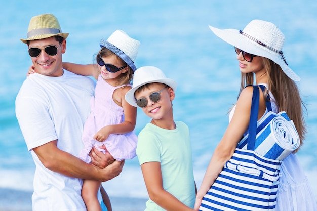 Famille heureuse en vacances sur la plage