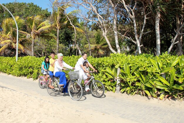 Famille heureuse, à, vélos