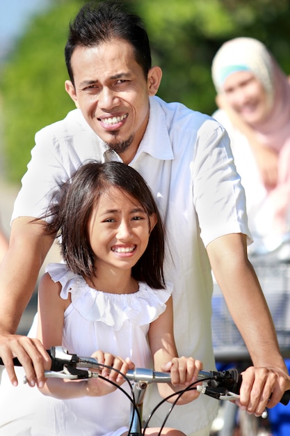 Famille heureuse, à, vélos