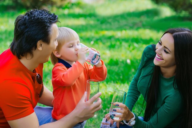 Famille heureuse avec verre d'eau