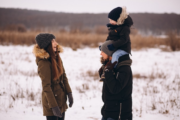 Famille en hiver dans la forêt avec fils