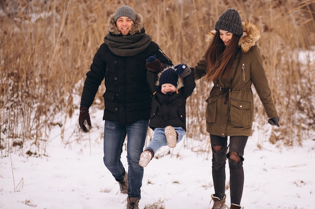 Famille en hiver dans la forêt avec fils