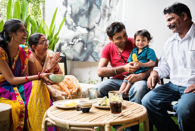 Une famille indienne heureuse