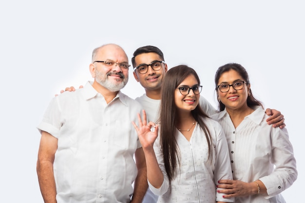 La famille intelligente asiatique indienne multigénérationnelle porte des lunettes claires ou des lunettes ou des lunettes sur fond blanc