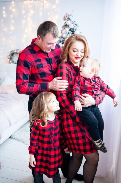 Famille à l'intérieur de Noël