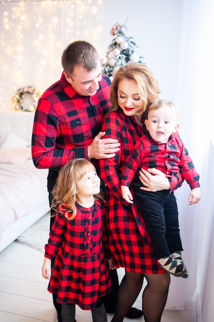 Famille à l'intérieur de Noël