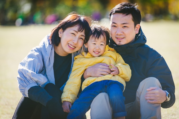 Famille japonaise dans un parc