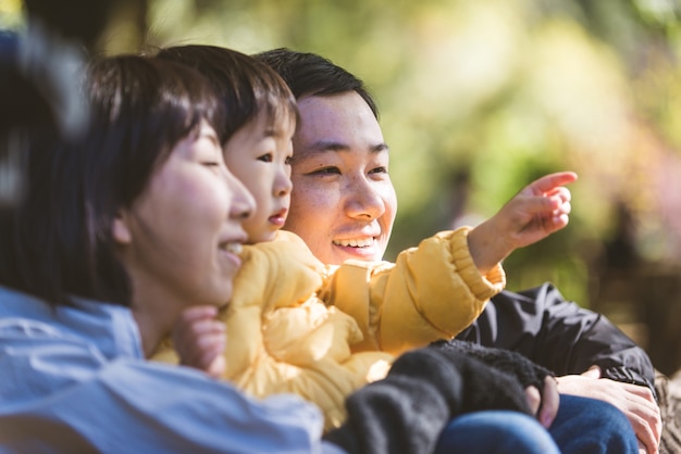 Famille japonaise dans un parc