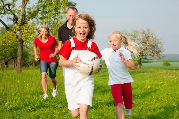 Famille jouant au ballon