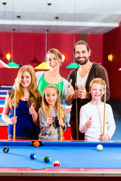 Famille jouant au billard