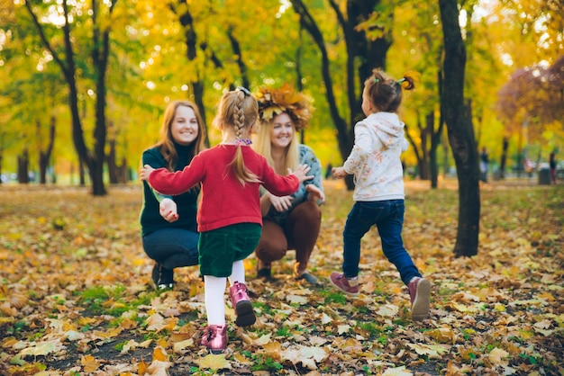 Famille jouant au parc de la ville mères avec filles