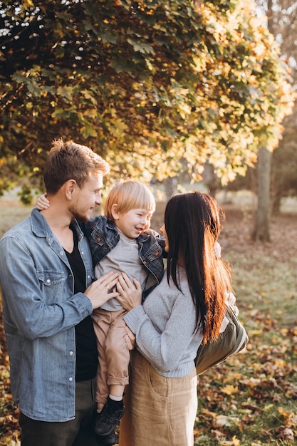 Famille jouant dans le parc automne s'amusant