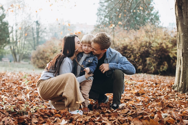 Famille jouant dans le parc automne s'amusant