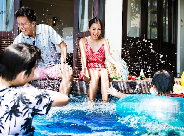 Famille jouant dans une piscine