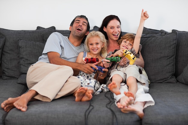 Famille jouant dans le salon