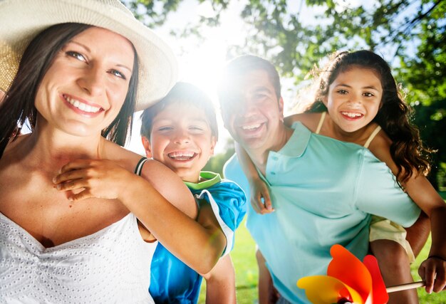 Famille jouant ensemble dans le parc