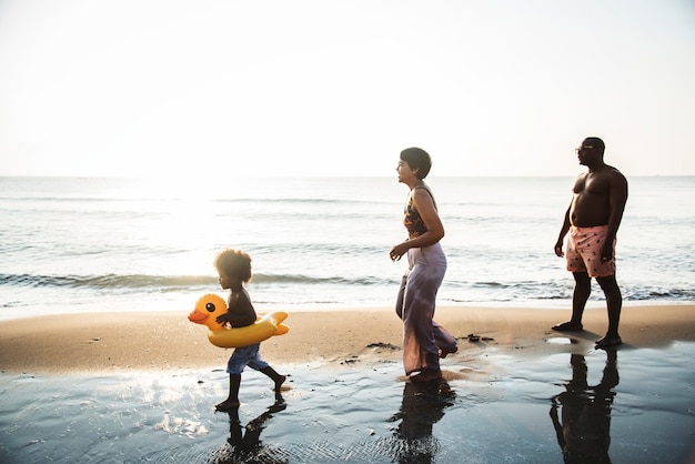 Famille jouant ensemble à la plage