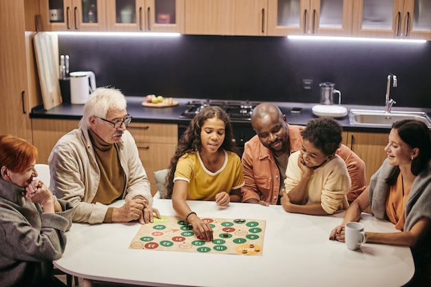 Famille jouant à des jeux à la maison