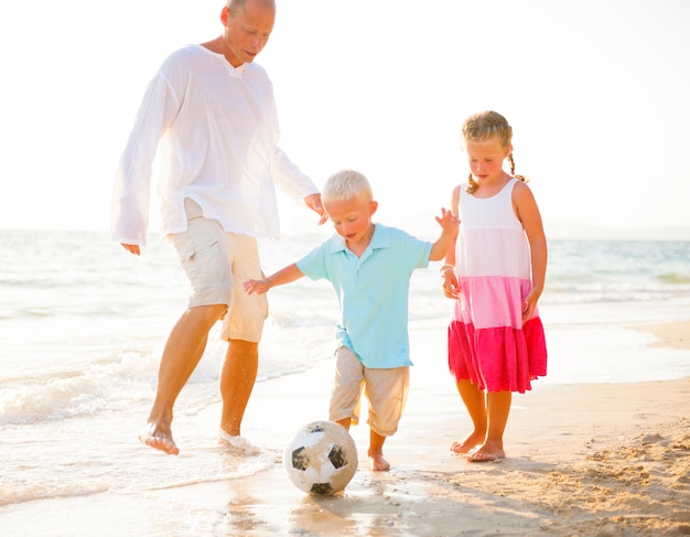 Famille jouant sur la plage