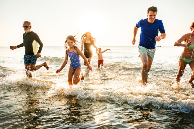 Famille jouant à la plage