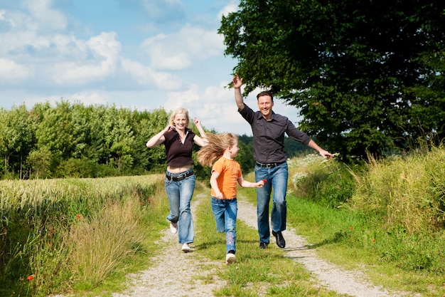 Famille jouant à une promenade