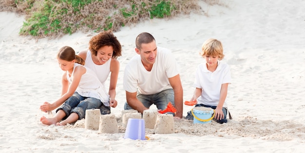 Famille jouant avec le sable