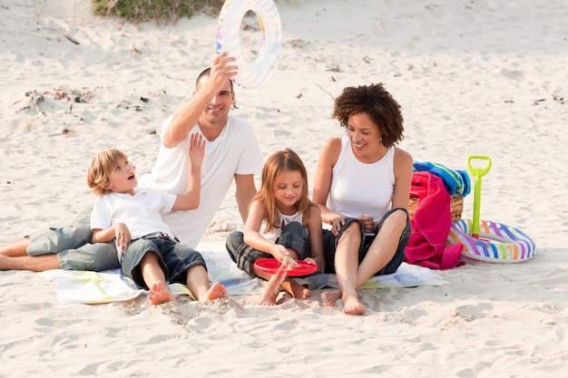 Famille jouant avec le sable