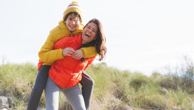 La famille joue avec amour en s'amusant dans la nature