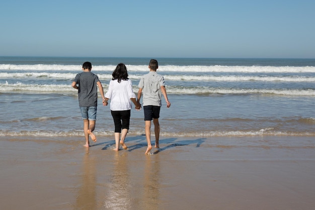 La famille joue dans l'eau de la mer ou de l'océan