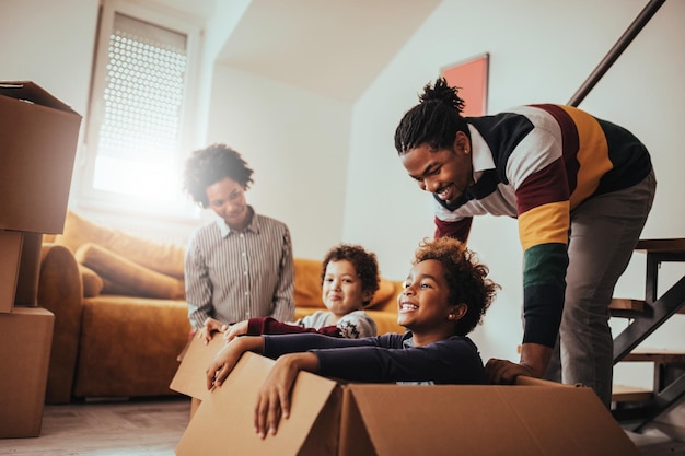 La famille joue ensemble dans leur nouvelle maison