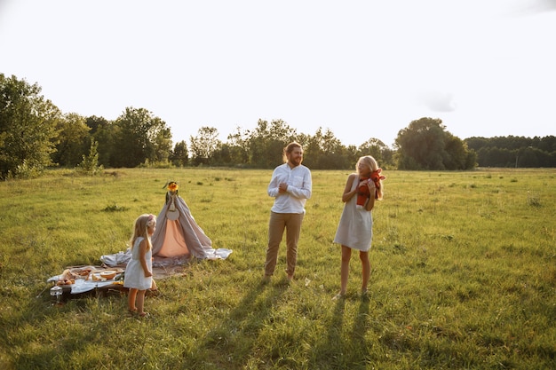 la famille joue en été pour une promenade