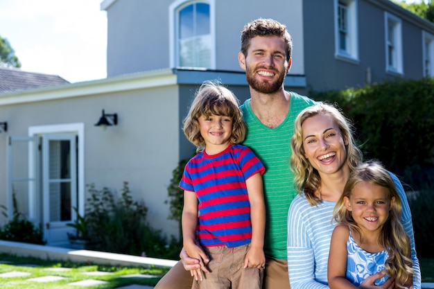 Famille joyeuse contre maison