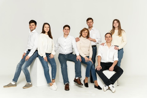 Famille joyeuse sur fond blanc. personnes d'âges et de nationalités différentes. membres de la famille. portrait de groupe sur fond blanc