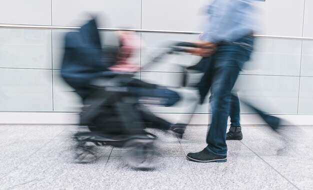 Famille avec landau se précipitant dans un couloir