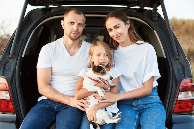 Famille avec leur chien de compagnie