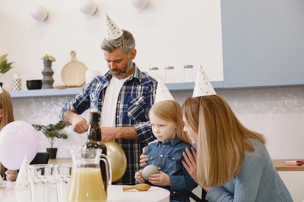 La famille et leur fille ont une célébration. La mère parle à sa fille sérieuse.