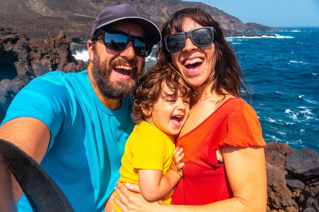 Une famille avec leur fils en vacances sur le sentier volcanique dans le village de Tamaduste sur l'île d'El Hierro Canaries Espagne