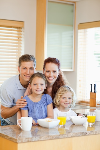 Famille avec leur petit déjeuner dans la cuisine