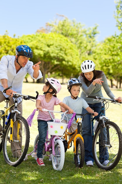 Famille avec leurs vélos