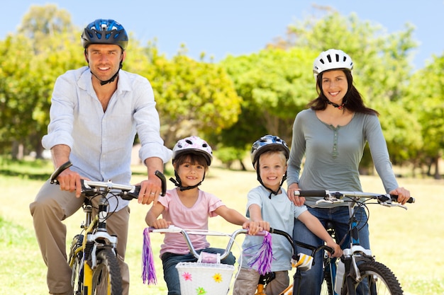 Famille avec leurs vélos