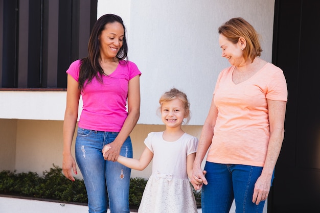 Famille LGBT. mères et fille adoptive