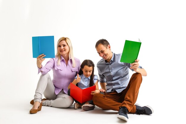 famille avec des livres ensemble. Isolé sur fond blanc.