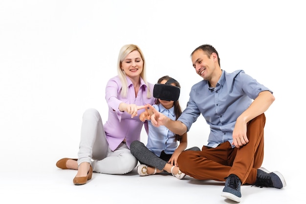 famille et lunettes virtuelles fond blanc