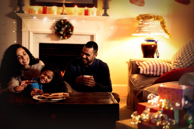 Famille à la maison au moment de Noël