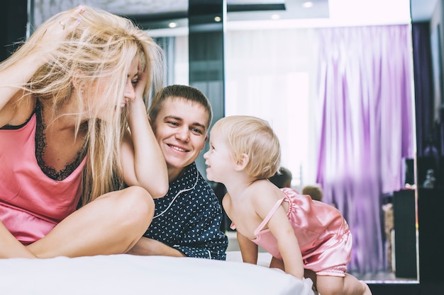 Famille à la maison dans la chambre